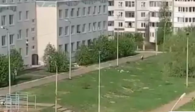 Σοκαριστικό βίντεο με μαθητές που πηδούν από τα παράθυρα του σχολείου για να σωθούν