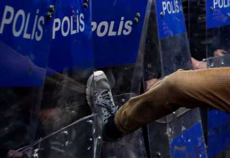 Κωνσταντινούπολη: Μάχες διαδηλωτών με την αστυνομία σε συγκέντρωση για την Πρωτομαγιά