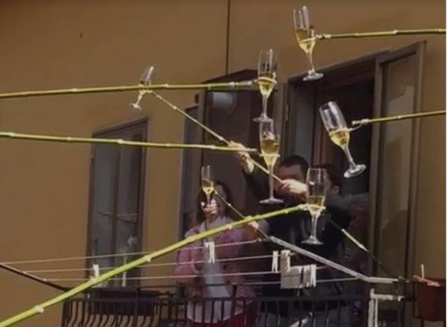 Viral: Ο απίθανος τρόπος που βρήκαν για να τσουγκρίσουν οι φίλοι τα ποτήρια τους εν μέσω καραντίνας