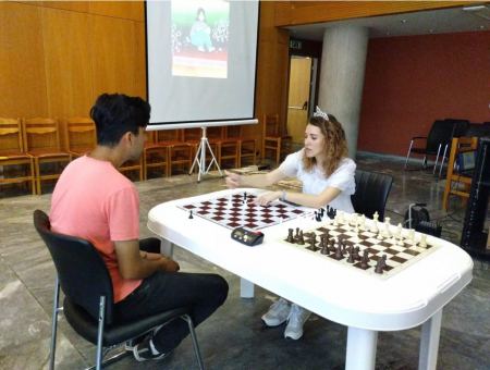 Θεσσαλονίκη: Άφησε την κόλαση του πολέμου στην Ουκρανία και μαθαίνει σκάκι σε προσφυγόπουλα
