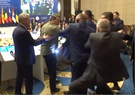Ουκρανοί διέκοψαν την ομιλία Ρώσου αξιωματούχου και έγινε χαμός