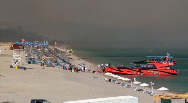 Φωτιά στην Ρόδο: Τιμήθηκαν όσοι συνέδραμαν δια θαλάσσης στην επιχείρηση εκκένωσης των ξενοδοχείων το καλοκαίρι