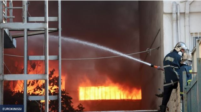 Φωτιά στη Μεταμόρφωση: Συνεχίζει να καίει στο εσωτερικό του εργοστασίου - Το νέφος &quot;έπνιξε&quot; την περιοχή