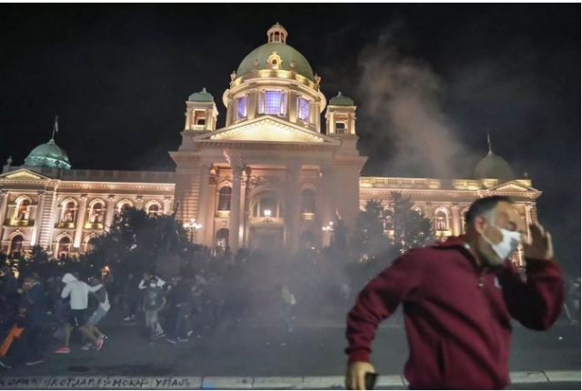 Σερβία: Ο Βούτσιτς απέσυρε την απόφαση για lockdown στο Βελιγράδι μετά την «πολιορκία»!