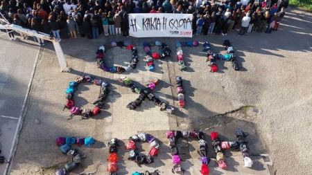 «Φταίει η κακιά η (χ)ώρα»: Η διαμαρτυρία των μαθητών του Μουσικού Σχολείου Λαμίας