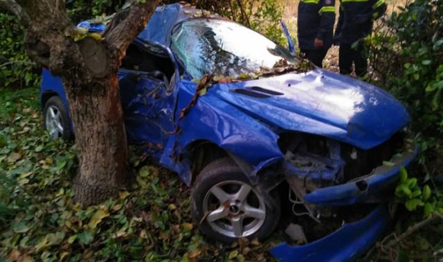 Εκτροπή αυτοκινήτου και σύγκρουση με δέντρο – Δύο φοιτητές τραυματίες