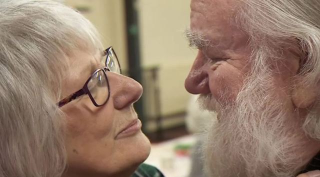Αγγλία: Άνδρας με Αλτσχάιμερ έγραψε τραγούδι για να μην ξεχάσει τη σύζυγό του