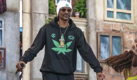 Snoop Dogg: Έδωσε αύξηση στον υπάλληλο που του στρίβει τα τσιγάρα