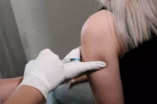 Ανοίγει Μητρώο για όσους εμβολιάστηκαν στο εξωτερικό - Πιστοποιητικά και τρίτη δόση στην Ελλάδα