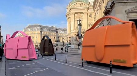 Jacquemus: Γιατί τεράστιες τσάντες του οίκου σε ρόδες, «κυκλοφορούν» στο Παρίσι;