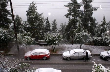 Καστοριά: Πυκνό χιόνι ντύνει την πόλη στα λευκά