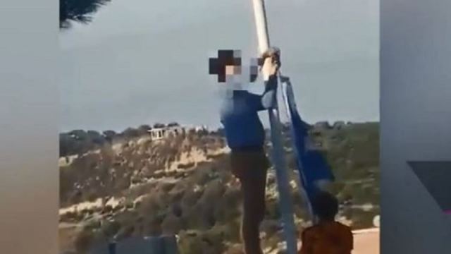 Περίεργο περιστατικό στο Ηράκλειο - Κατέβασαν και έκλεψαν ελληνική σημαία - ΒΙΝΤΕΟ