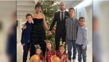 Βασίλης Σπανούλης: Δείτε τη φωτογραφία με ολόκληρη την οικογένειά του μπροστά στο χριστουγεννιάτικο δέντρο