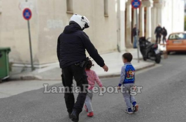 Λαμία: Μωρά έκοβαν βόλτες μόνα τους στην πόλη - ΒΙΝΤΕΟ