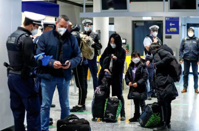 Βρετανία: Πρόστιμα 5000 λιρών για όσους κάνουν άσκοπα ταξίδια στο εξωτερικό