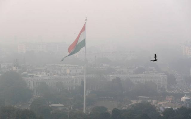 Η ατμοσφαιρική ρύπανση κλείνει τα σχολεία στο Νέο Δελχί, μοιράστηκαν 5 εκατ. μάσκες