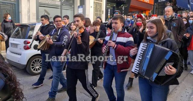 Λαμία: Το Μουσικό Σχολείο βγήκε στους δρόμους για καλό σκοπό (ΒΙΝΤΕΟ- ΦΩΤΟ)