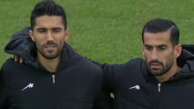 Οι παίκτες του Ιράν φόρεσαν μαύρα μπουφάν στην ανάκρουση του εθνικού τους ύμνου