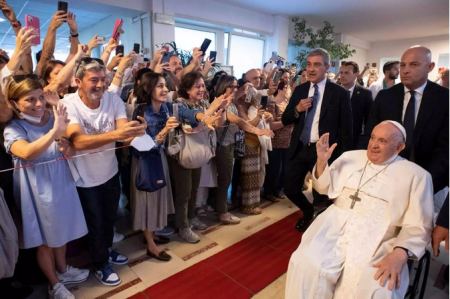 O πάπας Φραγκίσκος βγήκε από το νοσοκομείο: «Είμαι ακόμα ζωντανός» – Η αναφορά στην Πύλο