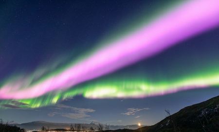 Απίθανο Βόρειο Σέλας: Ένα σπάνιο neon-ροζ όραμα πλημμύρισε τον ουρανό της Νορβηγίας