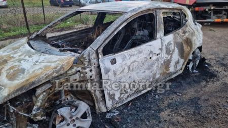 Λαμία: Πετάχτηκαν από τα κρεβάτια μετά από έκρηξη και πυρκαγιά σε δύο οχήματα