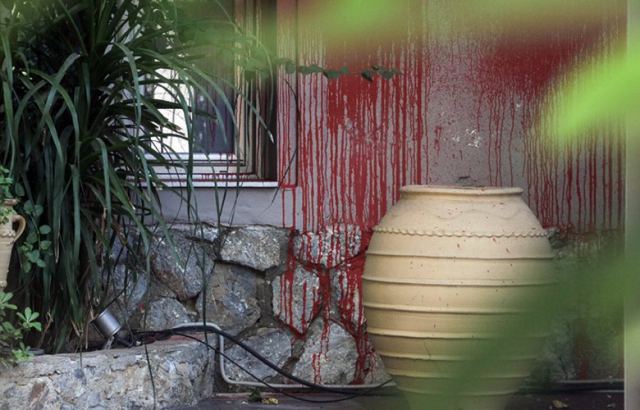Φωτογραφίες από την επίθεση του «Ρουβίκωνα» σε εστιατόριο γνωστού σεφ