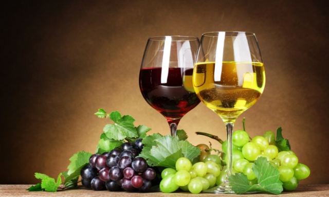 Λευκό ή κόκκινο κρασί; Τι προσφέρει το καθένα στην υγεία σας