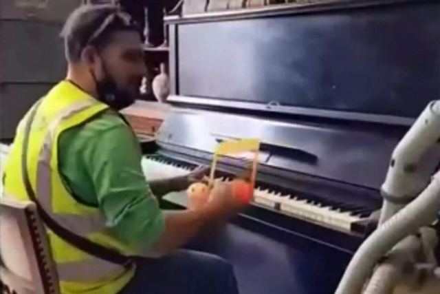 Αυτοδίδακτος ντελιβεράς σε παλαιοπωλείο δίνει ρεσιτάλ πιάνου