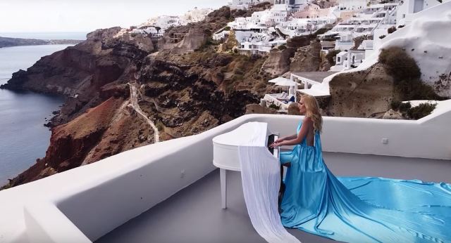 Η ιπτάμενη πιανίστρια ξαναχτυπά: Στη μαγευτική Οία, μια ωδή στη φυσική ομορφιά της Ελλάδας (ΒΙΝΤΕΟ)