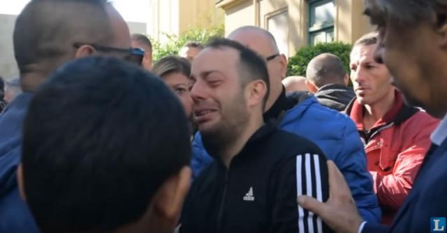 Σικελία: Ο θρήνος του πατέρα που έχασε όλη του την οικογένεια [video]