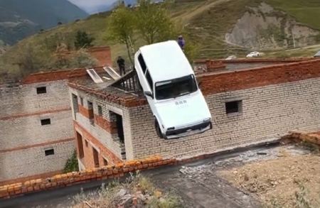 Από «θαύμα» γλίτωσε Ρώσος που πήγε να πηδήξει με το αυτοκίνητό του από μία οροφή στην άλλη - Δείτε βίντεο