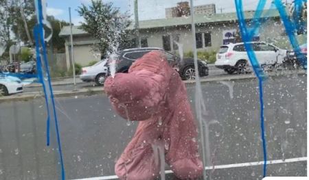 Nτελίριο από άνδρα ντυμένο πέος - Ξαφνιασμένοι οι κάτοικοι της Μελβούρνης παρακολουθούσαν το δρώμενο