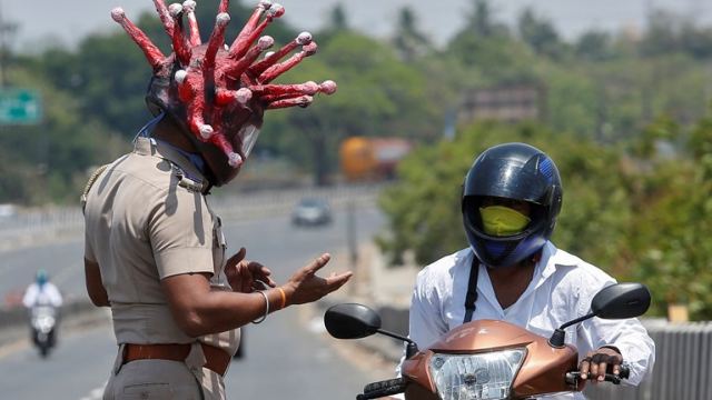 Αστυνομικός στην Ινδία ντύθηκε... κορωνοϊός και απειλεί τους πολίτες για να μείνουν στο σπίτι! [βίντεο]