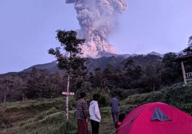 Ινδονησία: Έκρηξη του ηφαιστείου Μεράπι! Υψώθηκε σύννεφο τέφρας 6 χιλιομέτρων [pics, video]