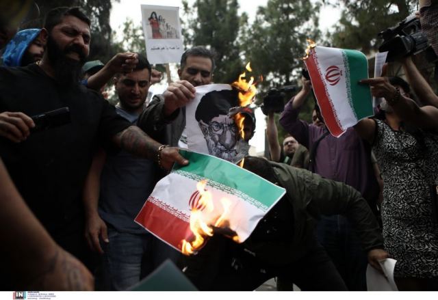 Διαδήλωση έξω από την πρεσβεία του Ιράν: Ενταση και περιορισμένη χρήση χημικών