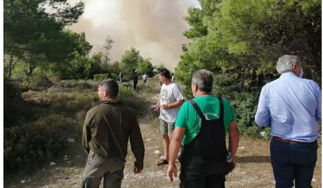Ανεξέλεγκτη η φωτιά στη Ζάκυνθο - Εξετάζεται εκκένωση οικισμού