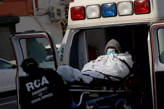 Κορωνοϊός: 599 νεκροί σε μια μέρα στη Νέα Υόρκη – Στα όριά του το σύστημα υγείας