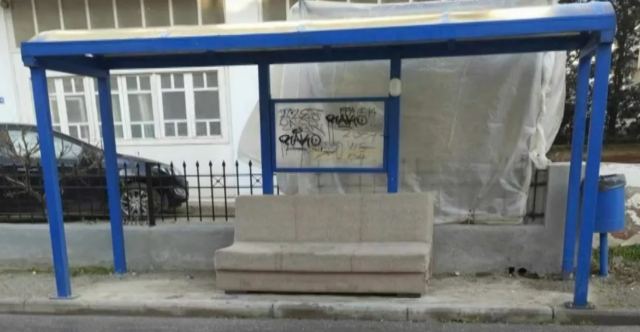 Ευρηματικός Θεσσαλονικιός: Άφησε τον παλιό καναπέ του σε στάση λεωφορείου! (ΒΙΝΤΕΟ)