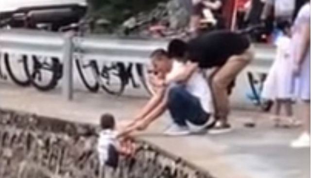 Κίνα: Έβαλε το παιδί του να κρέμεται από το χείλος γκρεμού για μία φωτογραφία