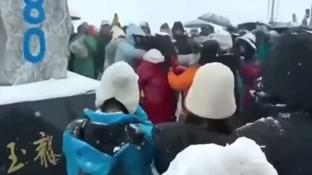 Τουρίστες έστησαν καβγά με μπουνιές σε υψόμετρο 4.680 μέτρων για μια selfie (ΒΙΝΤΕΟ)