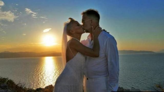 Ξανά γαμπρός ο Μεταξόπουλος: Το σούπερ μίνι νυφικό της ανατρεπτικής νύφης
