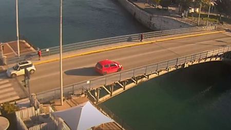 Αυτοκίνητο παρέσυρε πεζή στη γέφυρα του Ευρίπου
