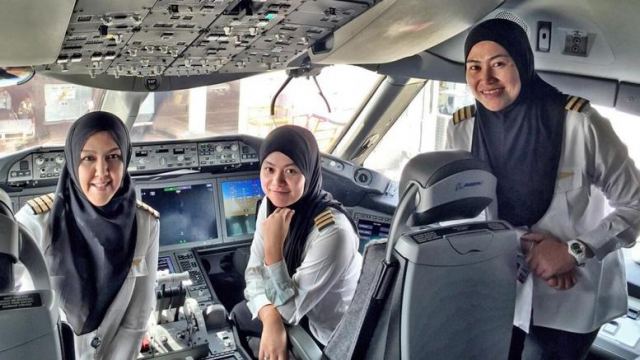 Γυναίκες πιλότοι με μαντίλα σε ιστορική πτήση