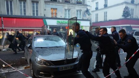 Παρίσι: Πεδίο μάχης η γαλλική πρωτεύουσα - Φωτιές και συγκρούσεις στους δρόμους, δεκάδες τραυματίες αστυνομικοί