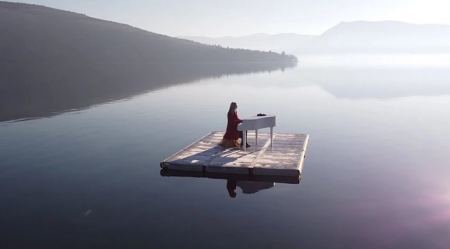Απίστευτο θέαμα: Η Έλενα Ξυδιά παίζει πιάνο στη μέση της λίμνης της Καστοριάς - Εκπληκτικό βίντεο!