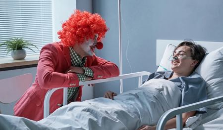 Φαντασία, αστεία, μουσική: Πώς οι κλόουν βοηθούν τους ασθενείς στα νοσοκομεία