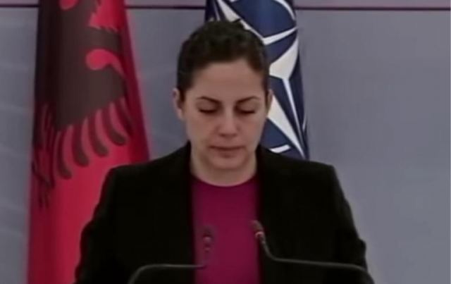 Σεισμός στην Αλβανία: Τα δάκρυα της υπουργού Άμυνας την ώρα που διάβαζε τη λίστα των θυμάτων