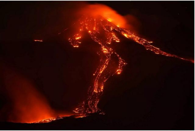 Αίτνα: Ο νέος «βρυχηθμός» του ηφαιστείου και οι συγκλονιστικές εικόνες (video)