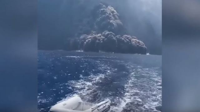 Συγκλονιστικό ΒΙΝΤΕΟ: Σκάφος προσπαθεί να φύγει τη στιγμή της έκρηξης του ηφαιστείου Στρόμπολι