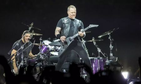 Έγκυος γέννησε σε... συναυλία των Metallica!